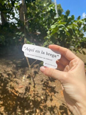 sticker web aqui en la brega Sticker con Frase de "Aquí en la Brega"